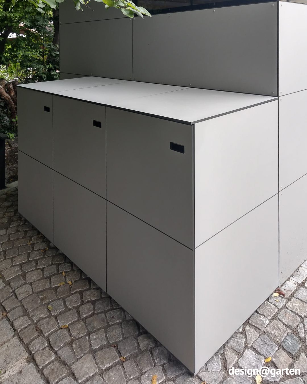 Einheitliches Design: Mülltonnenbox mit Gartenhaus als Anbaulösung 4