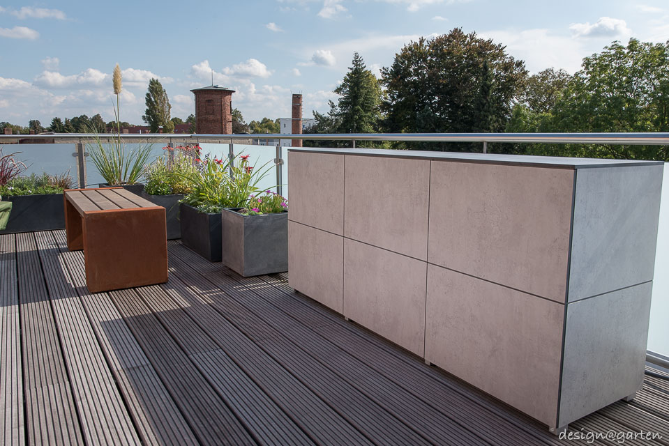 Terrassenschranke In Sichtbeton Auf Einer Dachterrasse In